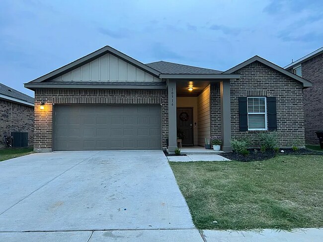 10316 Castle Lyons Ln in Fort Worth, TX - Building Photo - Building Photo