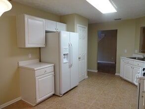 650 Walnut Creek Dr NW in Lilburn, GA - Building Photo - Building Photo