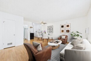 Buffalo Sherman Oaks Apartments in Sherman Oaks, CA - Building Photo