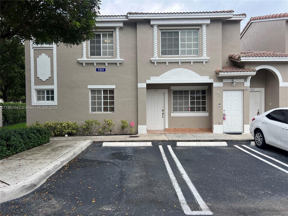 7231 NW 174th Terrace in Hialeah, FL - Foto de edificio