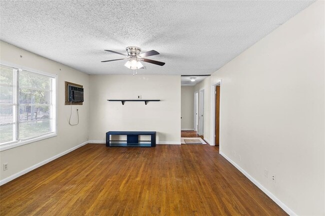 1214 Oak St in Burnet, TX - Foto de edificio - Building Photo