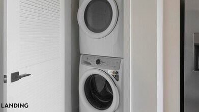 1007 S Mint St, Unit 708 in Charlotte, NC - Foto de edificio - Building Photo