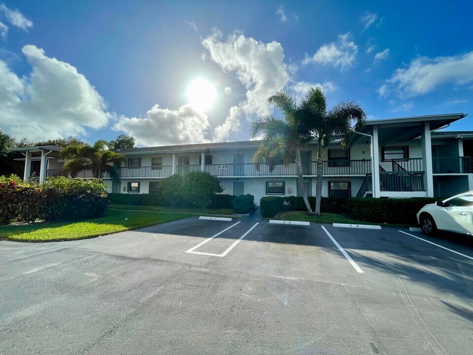 1210 SE Parkview Pl in Stuart, FL - Building Photo