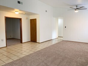 387 Oceanic Way in Sacramento, CA - Foto de edificio - Building Photo