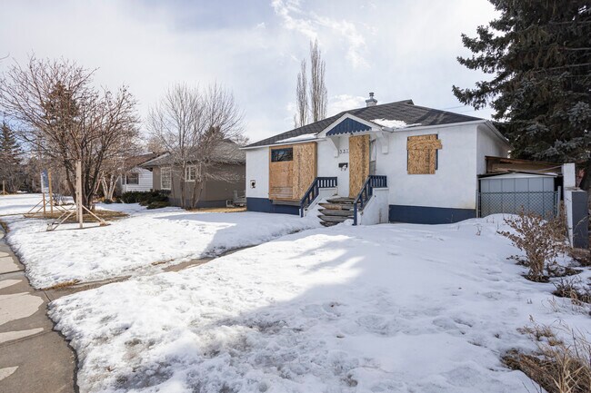 527 17 Av NW