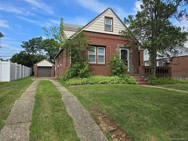 123 Nugent St in New Hyde Park, NY - Building Photo - Building Photo