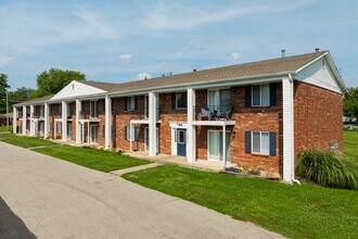 Cumberland Manor in Indianapolis, IN - Foto de edificio - Building Photo