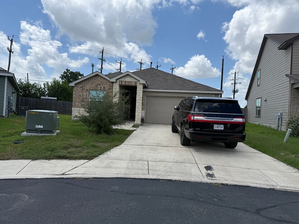 6746 Hibiscus Falls in San Antonio, TX - Building Photo