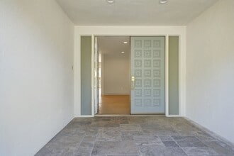 5527 Burning Tree Dr in La Cañada Flintridge, CA - Building Photo - Building Photo