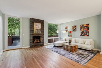 1319 N Sandburg Terrace in Chicago, IL - Building Photo - Building Photo