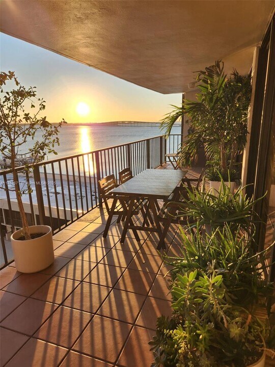 1925 Brickell Ave, Unit 706 in Miami, FL - Building Photo