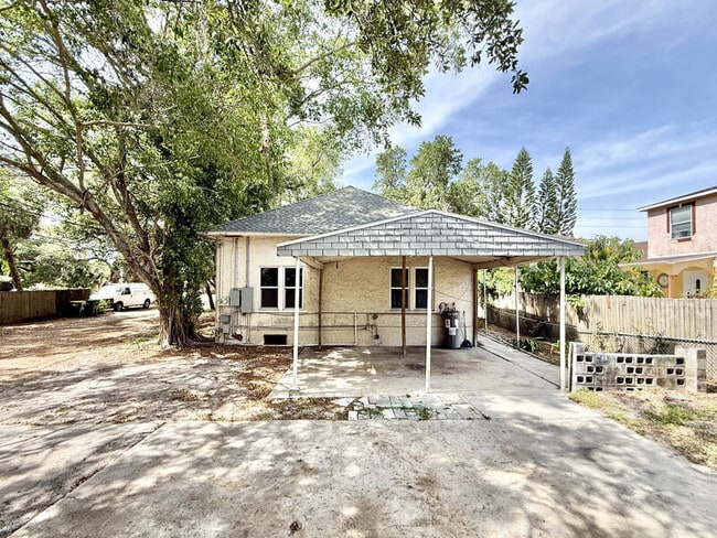 641 Mehlenbacher Rd in Belleair Bluffs, FL - Foto de edificio - Building Photo