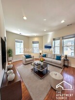 1151 W Lunt Ave, Unit 3 in Chicago, IL - Building Photo