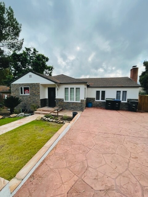 property at 3840 Vista Ct