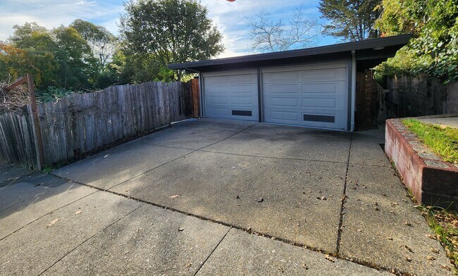 2015 Cummings Dr in Santa Rosa, CA - Building Photo - Building Photo