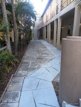 8910 Collins Ave, Unit 1 in Surfside, FL - Foto de edificio - Building Photo