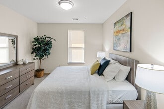 The Woodlands Apartments in Menomonee Falls, WI - Foto de edificio - Building Photo