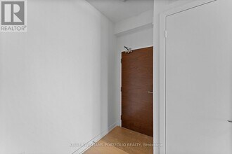 15 Iceboat Terr in Toronto, ON - Building Photo - Building Photo