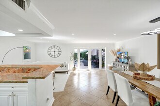 1844 NE 26th Ave in Fort Lauderdale, FL - Foto de edificio - Building Photo