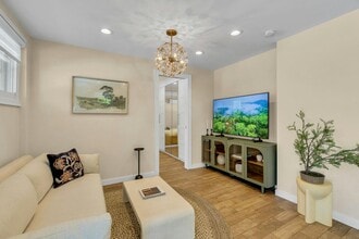 14 Crossman Pl in Huntington, NY - Building Photo - Building Photo