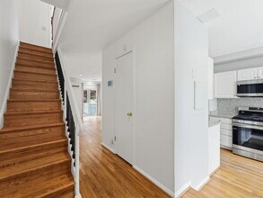 2127 Newport Pl NW in Washington, DC - Foto de edificio - Building Photo