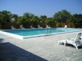 Tennis Villas Apartments in Miami, FL - Building Photo