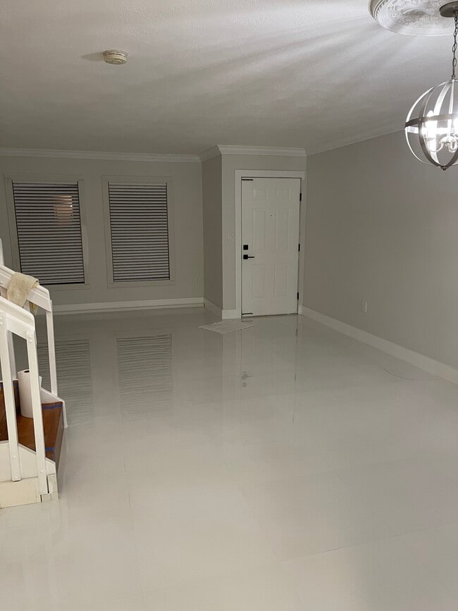 9191 Fontainebleau Blvd in Miami, FL - Building Photo - Building Photo