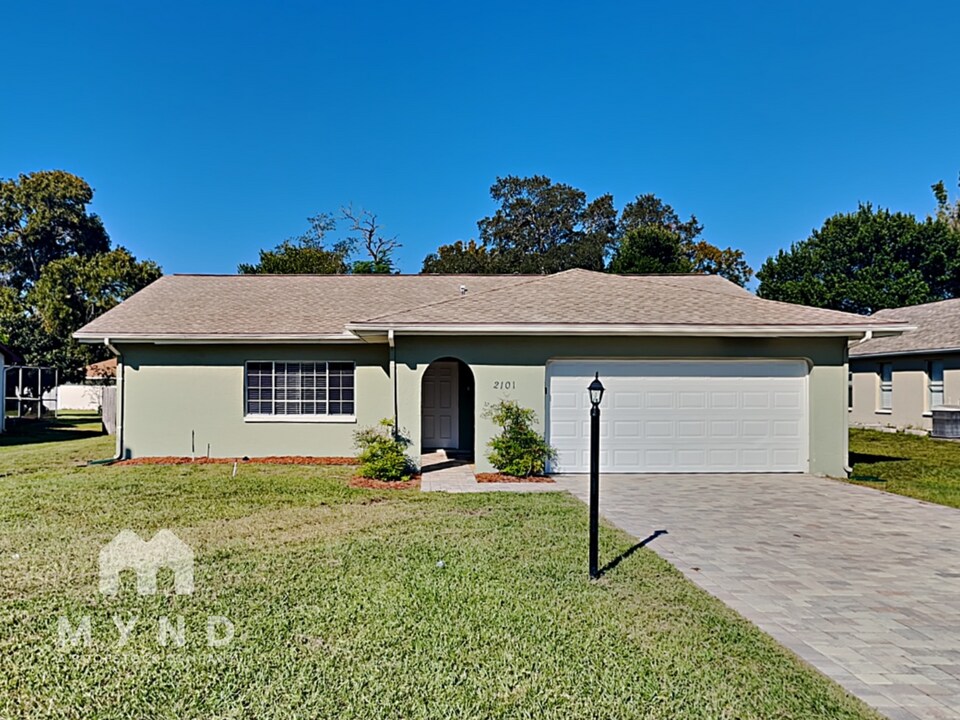 2101 Anchor Ave in Spring Hill, FL - Building Photo