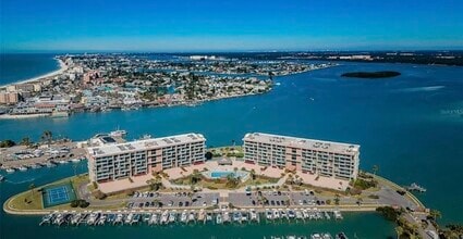 1 Key Capri, Unit 605 in Treasure Island, FL - Foto de edificio - Building Photo