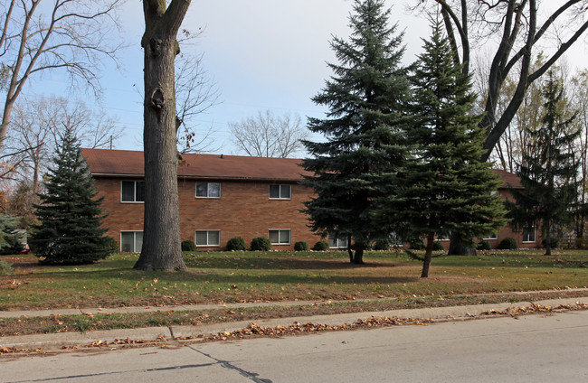 Four Oaks Apartments in Plymouth, MI - Building Photo - Building Photo