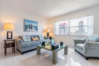 121 Golden Isles Dr in Hallandale Beach, FL - Building Photo - Building Photo