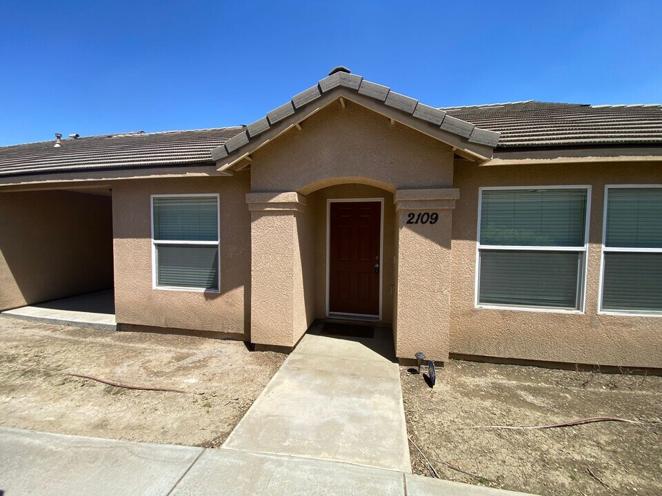 2109 Bella Oaks Dr in Tulare, CA - Building Photo