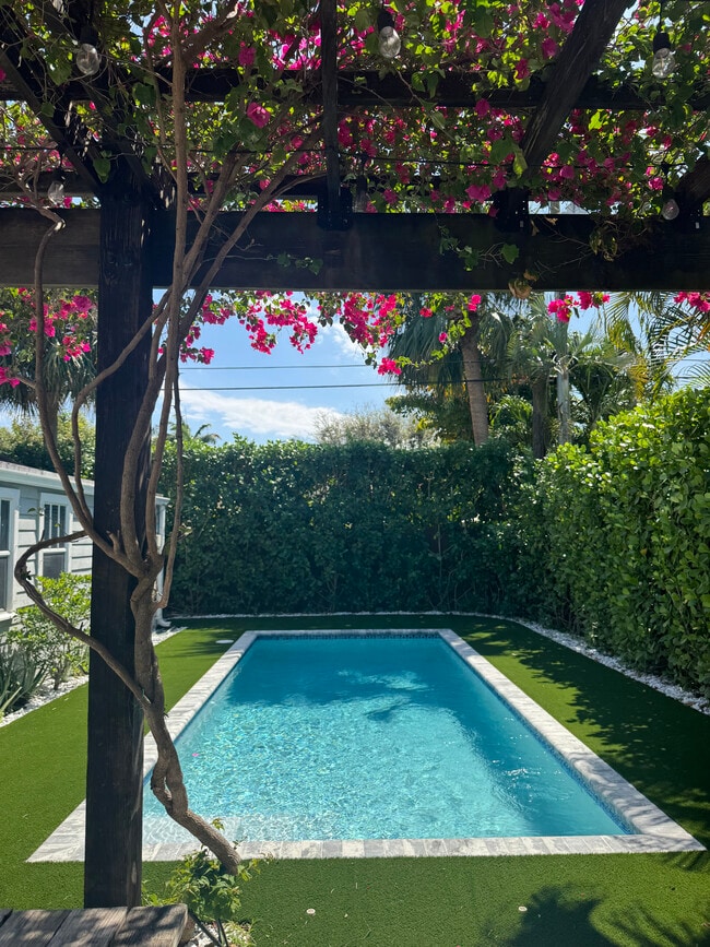 property at 808 Flamingo Dr