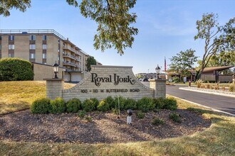 100 W Butterfield Rd in Elmhurst, IL - Building Photo - Building Photo