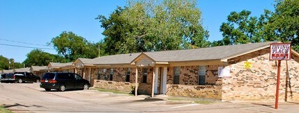 Metker Gardens in Irving, TX - Building Photo - Building Photo