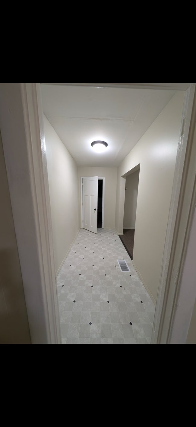 609 6th Ave NE, Unit Upper in Minot, ND - Foto de edificio - Building Photo