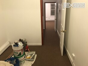 56-21 61st St-Unit -2-R in Queens, NY - Foto de edificio - Building Photo