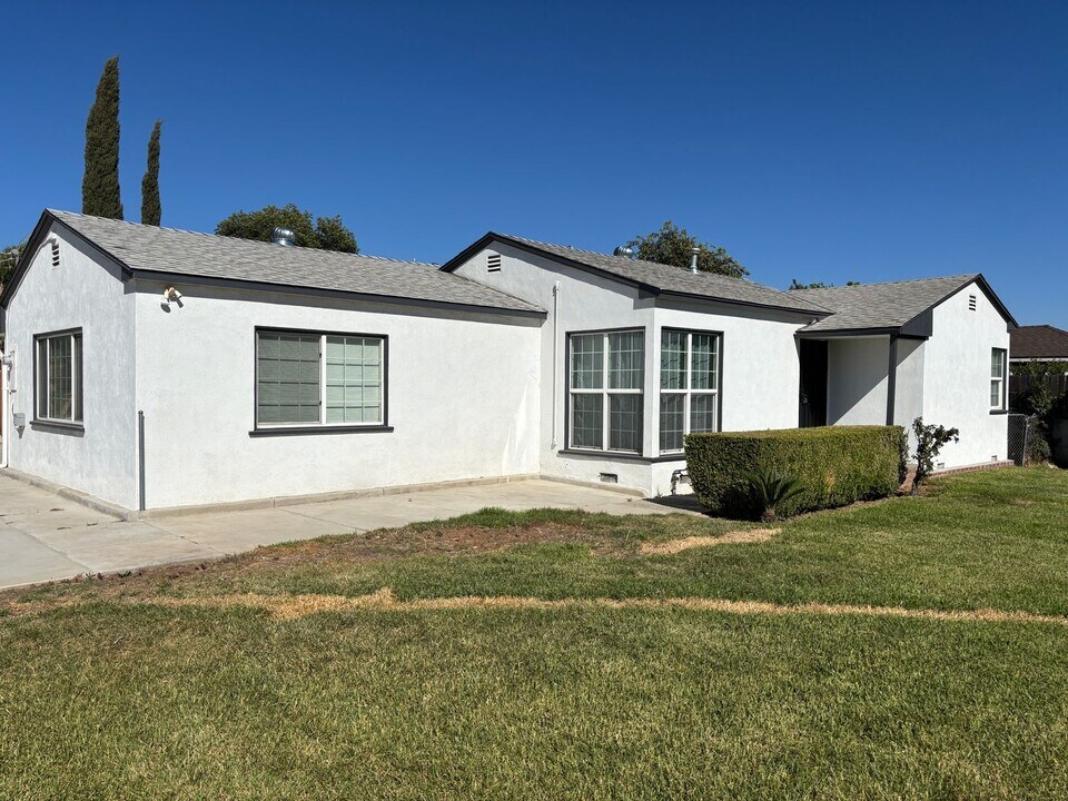 5075 Tyler St in Riverside, CA - Building Photo