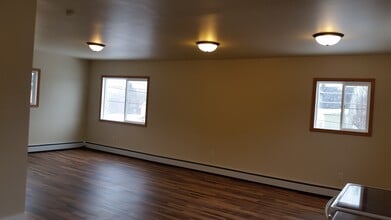 241 S Healy Ave, Unit Upper in Negaunee, MI - Foto de edificio - Building Photo