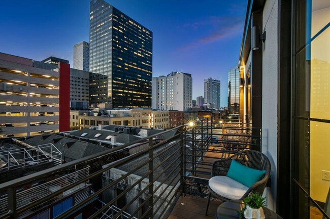 611 Commerce St in New Orleans, LA - Foto de edificio - Building Photo