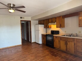 750 Bonham St in Paris, TX - Building Photo