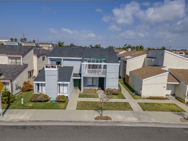 215 Adams Ave in Huntington Beach, CA - Building Photo - Building Photo