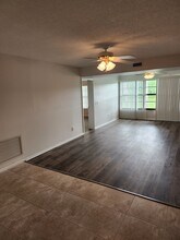 28 Plantation Dr, Unit 202 in Vero Beach, FL - Foto de edificio - Building Photo