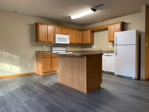 387 NE Kingwood in Waukee, IA - Foto de edificio - Building Photo