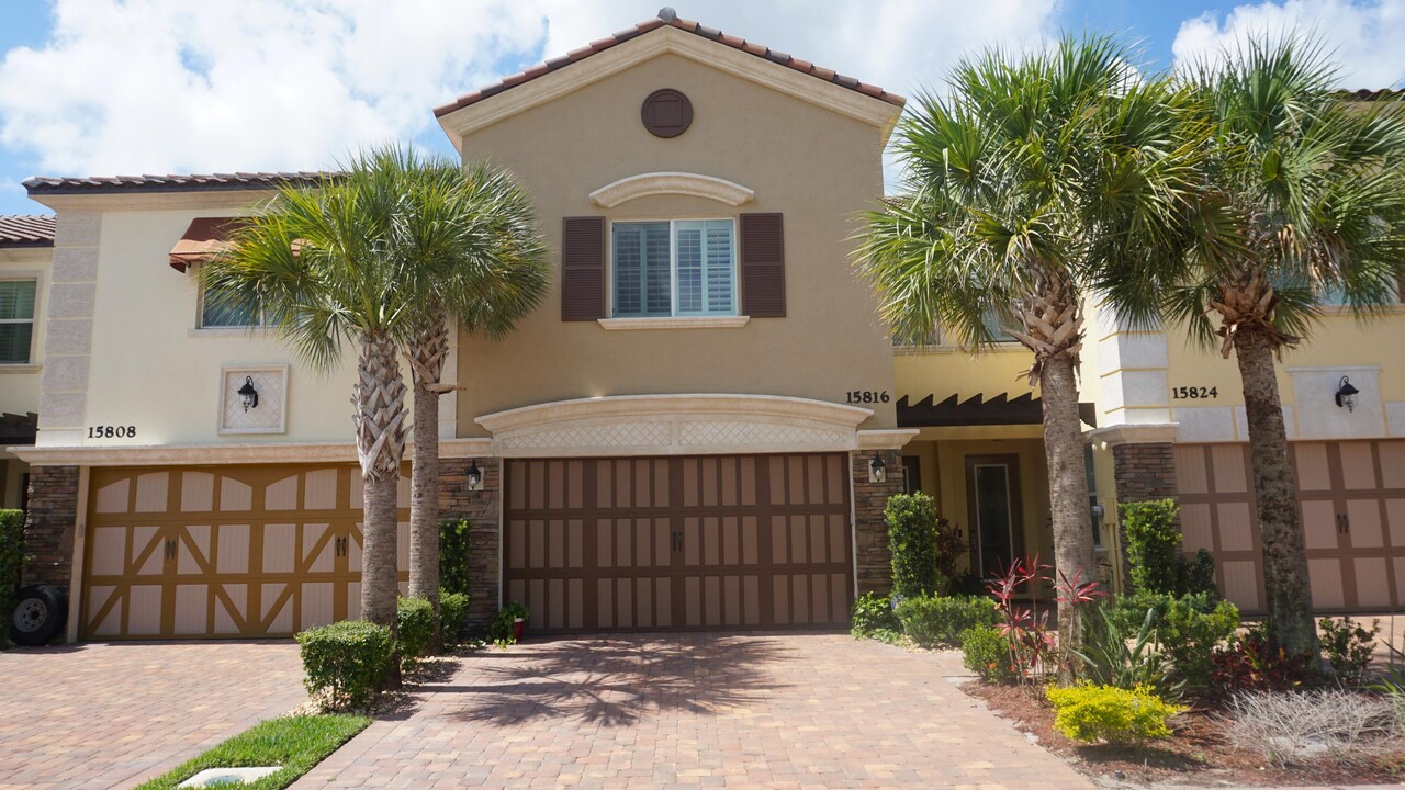 15816 Italian Cypress Wy in Wellington, FL - Foto de edificio