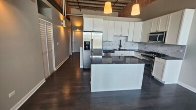 2545 S Dearborn St, Unit Opera Lofts #405 in Chicago, IL - Foto de edificio - Building Photo