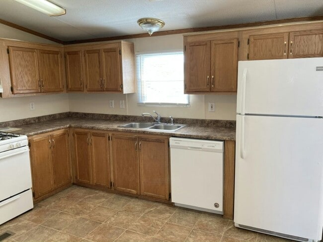 889 Fernwood Dr in Lockport, NY - Building Photo - Building Photo