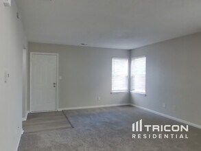 607 Deer Trail Dr in Indianapolis, IN - Foto de edificio - Building Photo