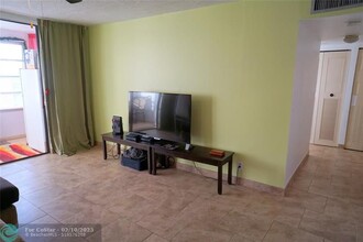 2851 Somerset Dr in Lauderdale Lakes, FL - Building Photo - Building Photo