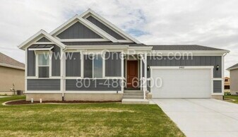 2462 N Stanley Crane Dr in Clinton, UT - Building Photo